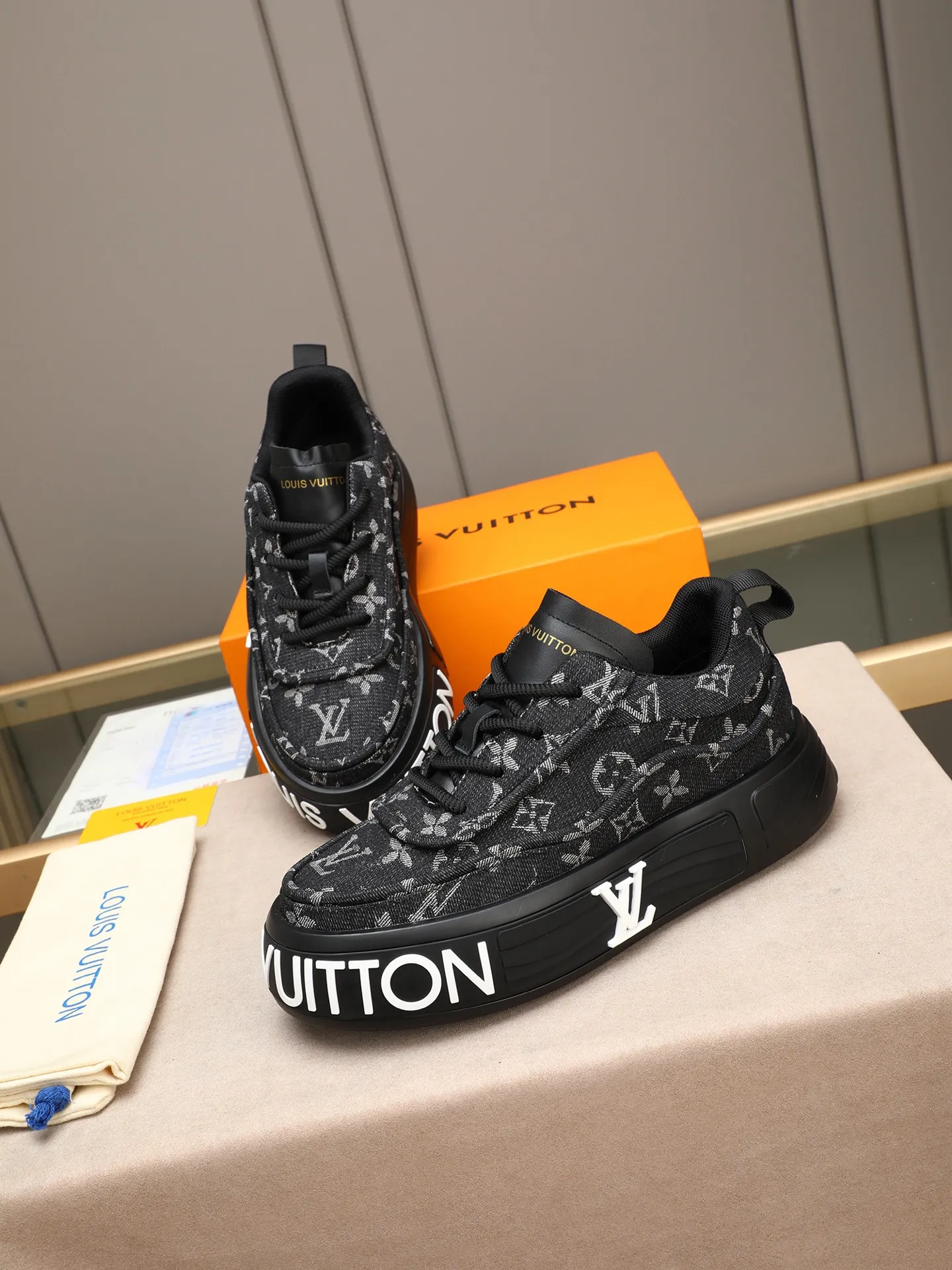 Men's shoes 💰560 LV are novel and fashionable, and the uppers are made of imported cowhide + LV special materials! Super trendy design! It’s eye-catching! The leather is soft, delicate, shiny and translucent, showing the ultimate in pure handcraftsmanship, and the mesh is soft, comfortable and breathable! Size: 39-44 (38 45 customized)